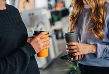 Ein Mann und eine Frau trinken Kaffee - Zacharie Scheurer/dpa-tmn