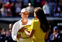 Herzogin Kate (r) &uuml;berreicht Jelena Rybakina die Wimbledon-Troph&auml;e. - Zac Goodwin/PA Wire/dpa
