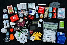 Ein Notfallpaket f&uuml;r Krisen - Jens Kalaene/dpa/dpa-tmn