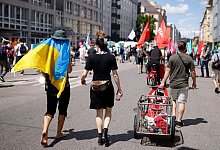 Teilnehmende einer Demonstration der G7-Kritiker f&uuml;r einen besseren Klima- und Artenschutz und gegen Hunger und Armut in M&uuml;nchen. - Philipp von Ditfurth/dpa