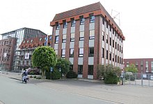 Das Geb&auml;ude der betroffenen Firma in Schlo&szlig; Holte-Stukenbrock. - Sigurd Gringel