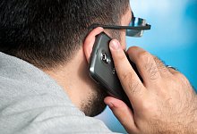 Handy am Ohr - Foto: Sebastian Kahnert/dpa