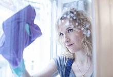 Frau putzt Fenster - Christin Klose/dpa-tmn