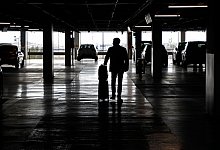 Mann steht im Parkhaus einer Autovermietung auf Mallorca - Clara Margais/dpa/dpa-tmn