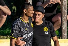 S&eacute;bastien Haller (l) spricht mit Trainer Edin Terzic - David Inderlied/dpa/Archivbild