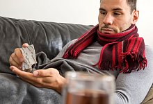 Ein Mann nimmt ein Mittel gegen Halsschmerzen - Christin Klose/dpa-tmn