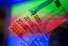 Bargeld: Euroscheine in buntem Licht - Frank Rumpenhorst/dpa/dpa-tmn