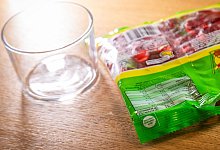 Lifehack Fruchtgummitüte wieder schließen - Christin Klose/dpa-tmn