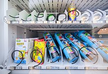 Lachgas aus Warenautomat sorgt f&uuml;r Kritik - Julian Stratenschulte/dpa