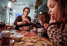 Plätzchen backen mit Kindern - Mascha Brichta/dpa-tmn