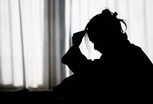 Eine Frau macht sich Sorgen - Julian Stratenschulte/dpa/dpa-tmn