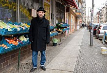 Mikhail Kaluzhskii, Journalist aus Russland, vor einem Gem&uuml;seladen in Berlin-Friedrichshain. - Christophe Gateau/dpa