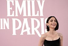 Lily Collins spielt in Serie «Emily in Paris» - Jordan Strauss/Invision/dpa