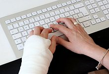 Mit Gips am Rechner - Bodo Marks/dpa-tmn/dpa