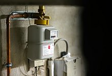 Gaszähler hängt im Keller eines Einfamilienhauses - Jan Woitas/dpa/dpa-tmn