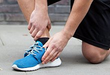 Ein Mann mit Fußverletzung - Christin Klose/dpa-tmn