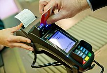 Viele Zahlungs-Terminals in Gesch&auml;ften sind weiter gest&ouml;rt. - Daniel Karmann/dpa