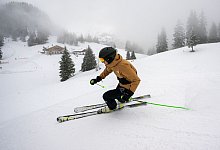 Skifahrer f&auml;hrt die Skipiste hinab - Benjamin Nolte/dpa-tmn