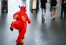 Sparky, ein in einem Drachenkost&uuml;m gekleideter Teilnehmer der Eurofurence in Berlin. - Jens Kalaene/dpa