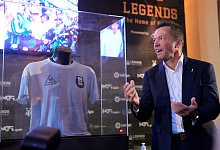 Lothar Matthäus neben einer Vitrine, in der sich das Trikot von Diego Maradona befindet. - Paul White/AP/dpa