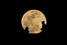Looking in the moon - Ringo Chiu/ZUMA Press Wire/dpa