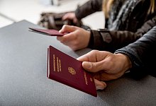 Zwei Personen pr&auml;sentieren ihre Reisep&auml;sse am Flughafen - Christin Klose/dpa-tmn