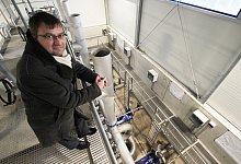 Neue Technik: Ingenieur Frank Waermer im Geb&auml;ude mit den Filtern der Barntruper Kl&auml;ranlage. - Jens Rademacher