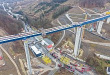 Stahlteile der neuen Rahmedetalbrücke werden verbunden - Alex Talash/dpa