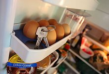 Schlüsselbund liegt im Eierfach eines Kühlschranks - Karl-Josef Hildenbrand/dpa/dpa-tmn