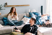 Jugendliche sitzen auf einer Couch - Zacharie Scheurer/dpa-tmn