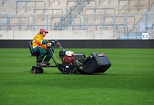 Rasenpflege - -/Fu&szlig;ball-News Saarland/dpa
