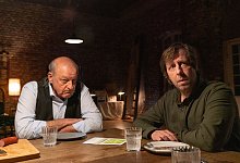 Wilsberg (Leonard Lansink, l) und Ekki (Oliver Korittke, r) an einem Tisch: Der Krimi aus M&uuml;nster machte das Rennen um die beste Quote am Samstag. - Thomas Kost/ZDF/dpa