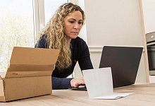 Eine Frau reklamiert eine beschädigte Warenlieferung - Foto: Christin Klose/dpa-tmn