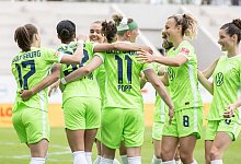 Wolfsburgs Spielerinnen jubeln nach dem Tor zum 0:2 gegen Jena. - Christian Modla/dpa