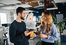 Nettes Kollegengespr&auml;ch - Zacharie Scheurer/dpa-tmn