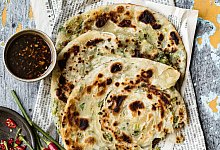 Chinesische Fr&uuml;hlingszwiebel-Pfannkuchen - Wolfgang Schardt/Becker Joest Volk Verlag/dpa-tmn