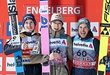 Domen Prevc, Ryoyu Kobayashi und Felix Hoffmann (l-r). - Urs Flueeler/KEYSTONE/dpa