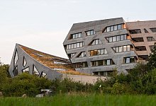 Foto der Uni L&uuml;neburg, deren Fassade ein Aktivist beschmierte - Philipp Schulze/dpa/dpa-tmn