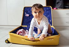 Kleinkind in einem Koffer - Mascha Brichta/dpa-tmn