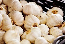 Knoblauch liegt in einem Korb - Monique Wüstenhagen/dpa-tmn