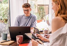 Studenten nutzen beim Lernen Laptop und Tablet - Zacharie Scheurer/dpa-tmn