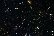 F&uuml;r das Bild wurden Aufnahmen des Weltraumteleskops Hubble &uuml;bereinander gelegt. Es zeigt die Bahnen mehrerer Asteroiden (wei&szlig;e Linien). - NASA, ESA, and B. Sunnquist and J. Mack (STScI)/Acknowledgment: NASA, ESA, and J. Lotz (STScI) and the HFF Team/dpa