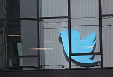 Das Logo des Kurznachrichtendienstes Twitter spiegelt sich in einer Fensterfassade in San Francisco. - Christoph Dernbach/dpa