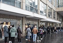 TK Maxx machte extra um 8 Uhr auf statt um 9.30 Uhr - und die Schlange bei C&A (Foto) war am Mittag enorm. - Jörg Dieckmann