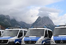 Mannschaftswagen der Polizei parken in Garmisch-Partenkirchen. - Angelika Warmuth/dpa