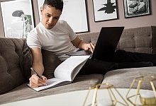 Mann arbeitet mit Kalender und Laptop - Christin Klose/dpa-tmn