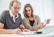 Ehepaar bespricht Unterlagen - Christin Klose/dpa-tmn