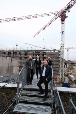 Sorgen f&uuml;r ein &bdquo;klimagesundes" Quartier (von links): Landrat Dr. Axel Lehmann, Dr. Johannes H&uuml;tte, Olrik Meyer und Marco Schweiger (Projektverantwortliche beim Kreis Lippe und dem Klinikum). - &copy; Klinikum Lippe