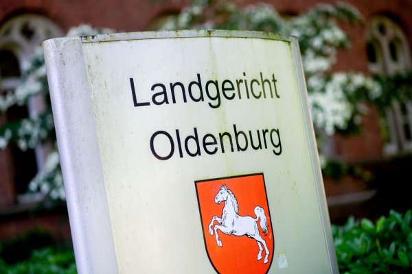 Ein ehemaliger Geschäftsführer des Steinhoff-Konzerns steht wegen Steuerbetrugs vor dem Landgericht Oldenburg. (Archivbild) - © Hauke-Christian Dittrich/dpa