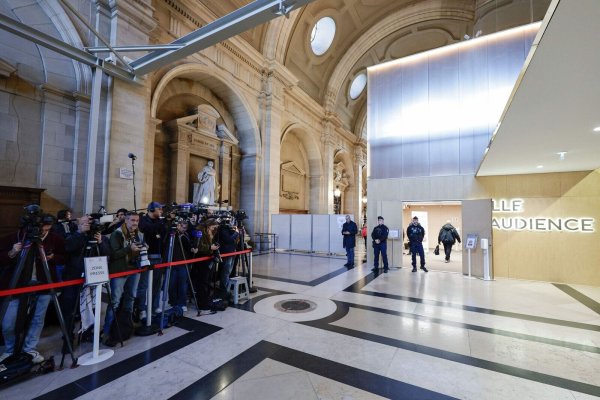 Unter großem Medieninteresse hat in Paris der Prozess um den Mord an dem Lehrer Samuel Paty begonnen. - © Stephane De Sakutin/AFP/dpa